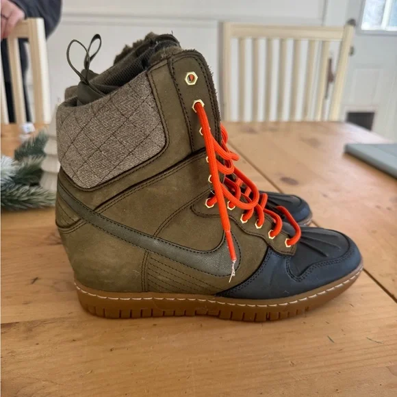 Brand new never worn hi-top Nike boots Women main image 4
